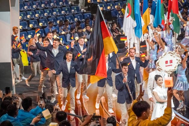 Mit einer aufwendig inszenierten Show sind die WorldSkills in der chinesischen Metropole Shanghai eröffnet worden. In der Mercedes-Benz Arena auf dem ehemaligen Expo-Gelände zogen die 36 deutschen Teilnehmerinnen und Teilnehmer gemeinsam mit Delegationen aus aller Welt ein. In den folgenden vier Wettkampftagen messen sich die jungen Fachkräfte in verschiedenen Berufsdisziplinen mit den Besten ihrer Zunft. Opening World Skills Shanghai