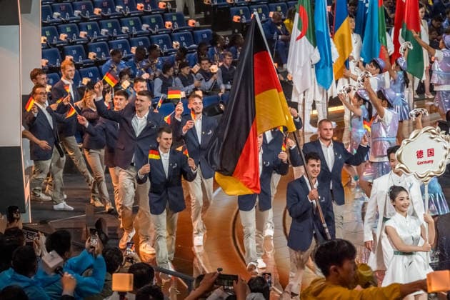 Mit einer aufwendig inszenierten Show sind die WorldSkills in der chinesischen Metropole Shanghai eröffnet worden. In der Mercedes-Benz Arena auf dem ehemaligen Expo-Gelände zogen die 36 deutschen Teilnehmerinnen und Teilnehmer gemeinsam mit Delegationen aus aller Welt ein. In den folgenden vier Wettkampftagen messen sich die jungen Fachkräfte in verschiedenen Berufsdisziplinen mit den Besten ihrer Zunft. Opening World Skills Shanghai