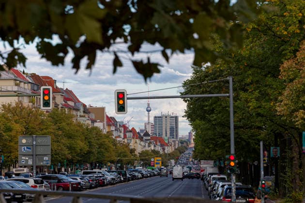 Verkehrstechnikmesse InnoTrans 2026-09-22 Deutschland, Berlin Ost-West-Achse Kaiserdamm mit Blick vom Theodor-Heuss-Platz in Richtung Innenstadt, Rotes Rathaus und Fernsehturm