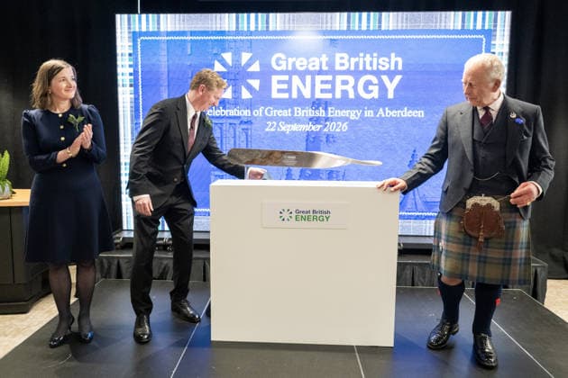 King Charles III visit to Peterhead King Charles III unveils a plaque during a visit to the new Great British Energy headquarters in Aberdeen to meet with representatives working across North East Scotland supporting the United Kingdom™s energy transition. Picture date: Tuesday September 22, 2026., Credit:Lesley Martin PA ROTA - B68 Avalon UK, Aberdeen  Copyright: xLesleyxMartinx xPAxROTAx-xB68x xAvalonx 1137290453