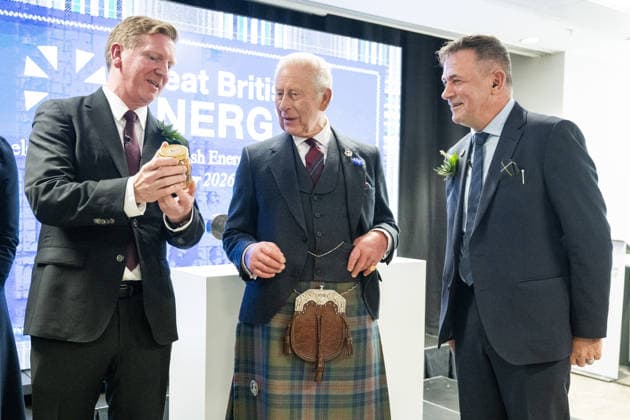 King Charles III visit to Peterhead King Charles III is presented with a jar of honey during a visit to the new Great British Energy headquarters in Aberdeen to meet with representatives working across North East Scotland supporting the United Kingdom™s energy transition. Picture date: Tuesday September 22, 2026., Credit:Lesley Martin PA ROTA - B68 Avalon UK, Aberdeen  Copyright: xLesleyxMartinx xPAxROTAx-xB68x xAvalonx 1137290469