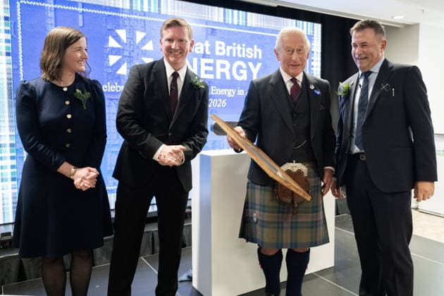 King Charles III visit to Peterhead King Charles III is presented with a poem during a visit to the new Great British Energy headquarters in Aberdeen to meet with representatives working across North East Scotland supporting the United Kingdom™s energy transition. Picture date: Tuesday September 22, 2026., Credit:Lesley Martin PA ROTA - B68 Avalon UK, Aberdeen  Copyright: xLesleyxMartinx xPAxROTAx-xB68x xAvalonx 1137290473