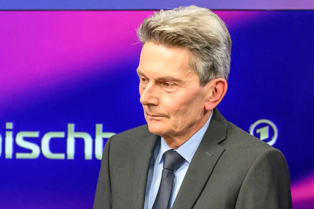 im Bild v.l.: Rolf Mützenich, SPD (ehemaliger Fraktionsvorsitzender), GER, Berlin, Studio, zu Gast bei Maischberger, politische Talkshow, TV, Format, mit Moderatorin Sandra Maischberger, Das Erste, aus Adlershof Am Studio 20, 22.09.2026, Copyright: HMBxMedia UwexKoch