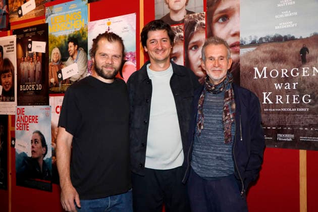 Morgen war Krieg , Filmpremiere im Delphi Lux, Berlin, 22.09.2026 Regisseur Nicolas Ehret mit den Hauptdarstellern Enno Trebs und Ulrich Matthes bei einem Photocall zur Premiere von Morgen war Krieg im Delphi Lux in Berlin am 22.09.2026 Berlin Delphi Lux Copyright: xAnitaxBuggex