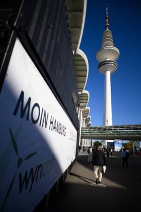 Heinrich-Hertz-Turm auf dem Gelände der Hamburg Messe Hamburg, Deutschland: Blick auf den Heinrich-Hertz-Turm zwischen den Gebäuden und Glasfassaden der Hamburg Messe während der WindEnergy Hamburg. Auf einem Plakat ist der Schriftzug Moin Hamburg zu lesen. Hamburg Hamburg Deutschland