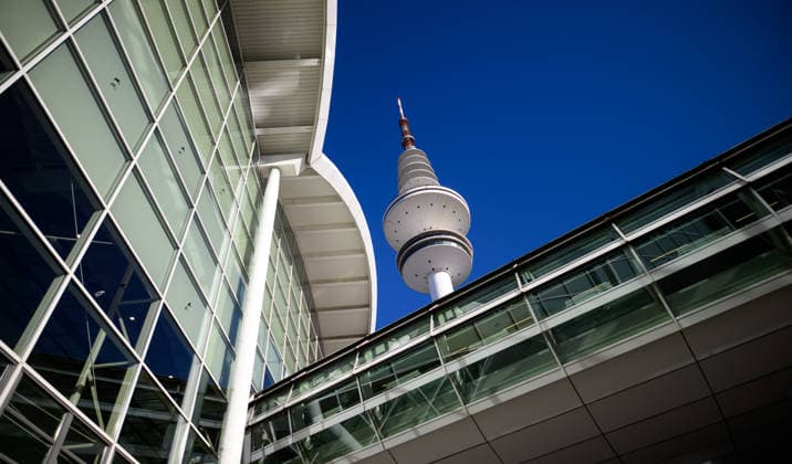 Heinrich-Hertz-Turm auf dem Gelände der Hamburg Messe Hamburg, Deutschland: Hamburg, Deutschland: Blick auf den Heinrich-Hertz-Turm zwischen den Gebäuden und Glasfassaden der Hamburg Messe während der WindEnergy Hamburg. Hamburg Hamburg Deutschland