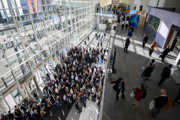 WindEnergy Hamburg - Messebesucher Hamburg, Deutschland: Zahlreiche Messebesucher und Fachbesucher in einer Eingangshalle der WindEnergy Hamburg auf dem Gelände der Hamburg Messe. Die internationale Fachmesse bringt Unternehmen und Fachpublikum aus der Windenergiebranche zusammen. Hamburg Hamburg Deutschland