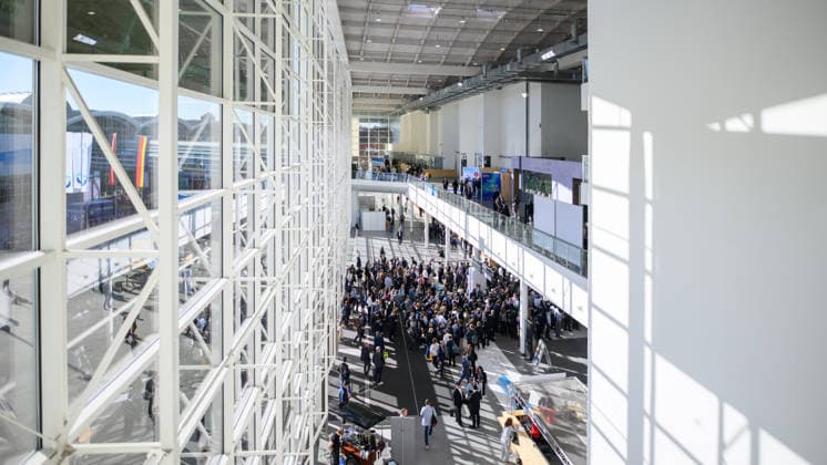 WindEnergy Hamburg - Messebesucher Hamburg, Deutschland: Zahlreiche Messebesucher und Fachbesucher in einer Eingangshalle der WindEnergy Hamburg auf dem Gelände der Hamburg Messe. Die internationale Fachmesse bringt Unternehmen und Fachpublikum aus der Windenergiebranche zusammen. Hamburg Hamburg Deutschland