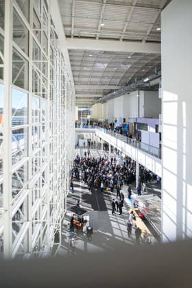 WindEnergy Hamburg - Messebesucher Hamburg, Deutschland: Zahlreiche Messebesucher und Fachbesucher in einer Eingangshalle der WindEnergy Hamburg auf dem Gelände der Hamburg Messe. Die internationale Fachmesse bringt Unternehmen und Fachpublikum aus der Windenergiebranche zusammen. Hamburg Hamburg Deutschland