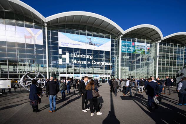 Besucher vor der WindEnergy Hamburg Hamburg, Deutschland: Zahlreiche Fachbesucher vor dem Eingang Mitte der Hamburg Messe und Congress während der WindEnergy Hamburg. Die internationale Fachmesse bringt Unternehmen und Fachpublikum aus der Windenergiebranche zusammen. Hamburg Hamburg Deutschland