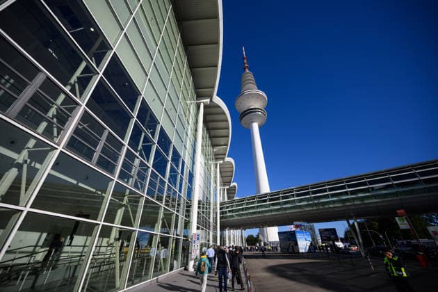 Heinrich-Hertz-Turm auf dem Gelände der Hamburg Messe Hamburg, Deutschland: Hamburg, Deutschland: Blick auf den Heinrich-Hertz-Turm zwischen den Gebäuden und Glasfassaden der Hamburg Messe während der WindEnergy Hamburg. Hamburg Hamburg Deutschland