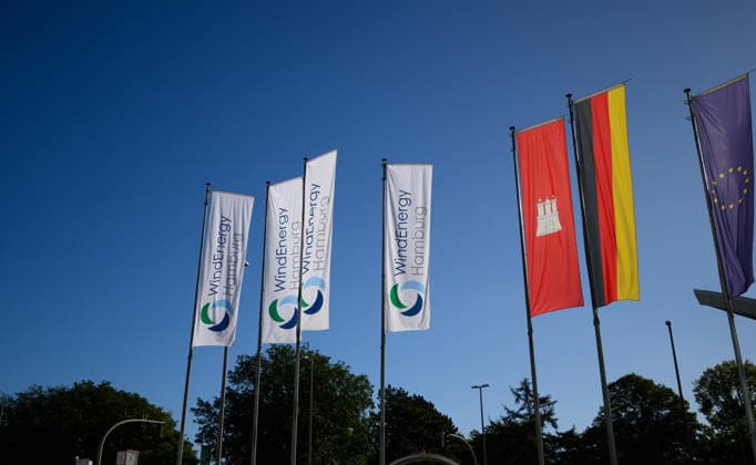 Flaggen der WindEnergy Hamburg vor der Hamburg Messe Hamburg, Deutschland: Flaggen der WindEnergy Hamburg sowie die Hamburger Landesflagge, die deutsche Flagge und die Flagge der Europäischen Union vor dem Gelände der Hamburg Messe. Hamburg Hamburg Deutschland