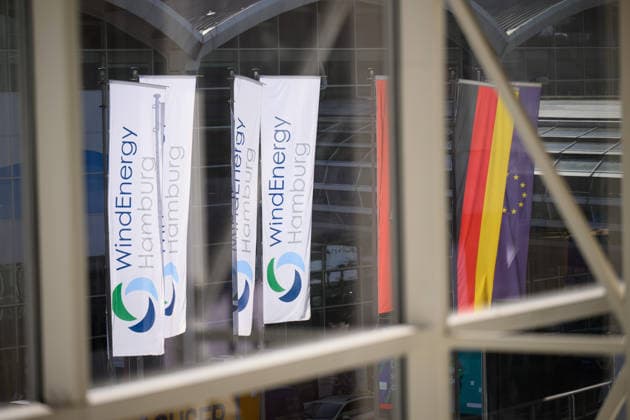 Flaggen der WindEnergy Hamburg vor der Hamburg Messe Hamburg, Deutschland: Flaggen der WindEnergy Hamburg sowie die Hamburger Landesflagge, die deutsche Flagge und die Flagge der Europäischen Union vor dem Gelände der Hamburg Messe. Hamburg Hamburg Deutschland
