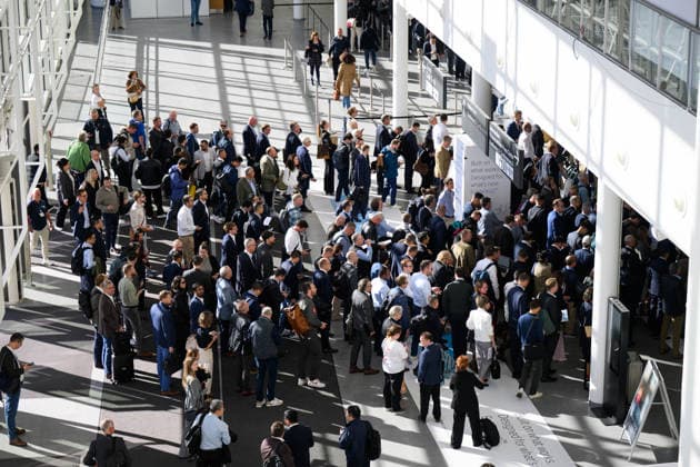 WindEnergy Hamburg - Messebesucher Hamburg, Deutschland: Zahlreiche Messebesucher und Fachbesucher in einer Eingangshalle der WindEnergy Hamburg auf dem Gelände der Hamburg Messe. Die internationale Fachmesse bringt Unternehmen und Fachpublikum aus der Windenergiebranche zusammen. Hamburg Hamburg Deutschland
