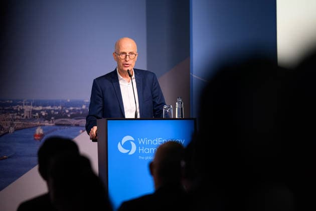 WindEnergy Hamburg - Peter Tschentscher Hamburg, Deutschland: Hamburgs Erster Bürgermeister Peter Tschentscher (SPD) spricht bei der Eröffnung der WindEnergy Hamburg auf dem Gelände der Hamburg Messe. Hamburg Hamburg Deutschland