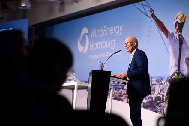 WindEnergy Hamburg - Peter Tschentscher Hamburg, Deutschland: Hamburgs Erster Bürgermeister Peter Tschentscher (SPD) spricht bei der Eröffnung der WindEnergy Hamburg auf dem Gelände der Hamburg Messe. Hamburg Hamburg Deutschland
