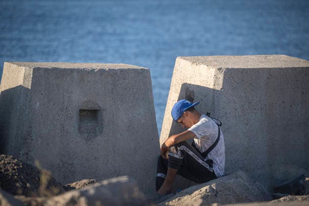 The Government Reinforces the Border in Ceuta Amid Calls for Another Mass Entry A migrant at the Port of Poniente, on September 22, 2026, in Ceuta, Spain. As of Tuesday, the government has reinforced security measures along Ceuta’s border with Morocco in response to the possibility of attempts at irregular entry coinciding with a call circulating on social media for tomorrow, Wednesday, September 23, 2026 SEPTEMBER 22, 2026 MIGRANTS IMMIGRANTS INVASION BORDER MIGRATION CRISIS HUMANITARIAN CRISIS MILITARY SOLDIERS Ceuta Ceuta, Spain  Copyright: xMarcosxMorenox 7792892