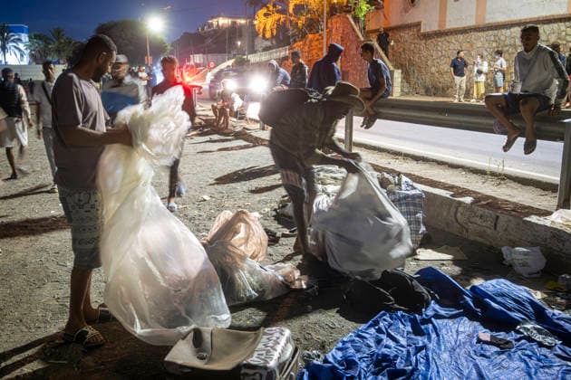 The Government Reinforces the Border in Ceuta Amid Calls for a New Mass Influx Several migrants on Trampolín Beach, September 22, 2026, in Ceuta, Spain. As of Tuesday, the government has reinforced security measures at Ceuta’s border with Morocco in response to the possibility of attempts at irregular entry coinciding with a call circulating on social media for tomorrow, Wednesday, September 23, 2026 SEPTEMBER 22, 2026 MIGRANTS IMMIGRANTS INVASION BORDER MIGRATION CRISIS HUMANITARIAN CRISIS MILITARY SOLDIERS Ceuta Ceuta, Spain  Copyright: xMarcosxMorenox 7792909