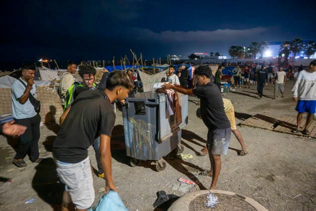 The Government Reinforces the Border in Ceuta Amid Calls for a New Mass Influx Several migrants on Trampolín Beach, September 22, 2026, in Ceuta, Spain. As of Tuesday, the government has reinforced security measures at Ceuta’s border with Morocco in response to the possibility of attempts at irregular entry coinciding with a call circulating on social media for tomorrow, Wednesday, September 23, 2026 SEPTEMBER 22, 2026 MIGRANTS IMMIGRANTS INVASION BORDER MIGRATION CRISIS HUMANITARIAN CRISIS MILITARY SOLDIERS Ceuta Ceuta, Spain  Copyright: xMarcosxMorenox 7792911