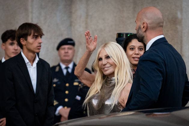 Celebrity Sightings at Vogue world show during the Milan Fashion Week - Womenswear Spring Summer 2027 in Milan, Italy, on 22 September 2026 Donatella Versace arrives at Vogue world show during the Milan Fashion Week - Womenswear Spring Summer 2027 in Milan, Italy, on 22 September 2026., Credit:Stefano Costantino TTL Stefano Costantino Avalon Italy, Milan  Copyright: xStefanoxCostantinoxTTLx xStefanoxCostantinox xAvalonx 1137332694