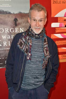Ulrich Matthes bei der Premiere des Kinofilms Morgen war Krieg im Delphi Lux. Berlin, 22.09.2026
