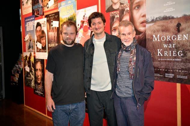 Fabian Gamper, Nicolas Ehret und Ulrich Matthes bei der Premiere des Kinofilms Morgen war Krieg im Delphi Lux. Berlin, 22.09.2026