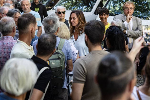 Sarah Knafo Book Signing - Bordeaux Sarah Knafo, French MEP for the Reconquête! party, greets people waiting in line outside the Automobile Club du Sud-Ouest ahead of a book signing event for her book Le Casse du Siècle ( The Heist of the Century ) in Bordeaux, France, on September 22, 2026. Photo by Margot Le Gonidec ABACAPRESS.COM Bordeaux France  Copyright: xLexGonidecxMargot ABACAx