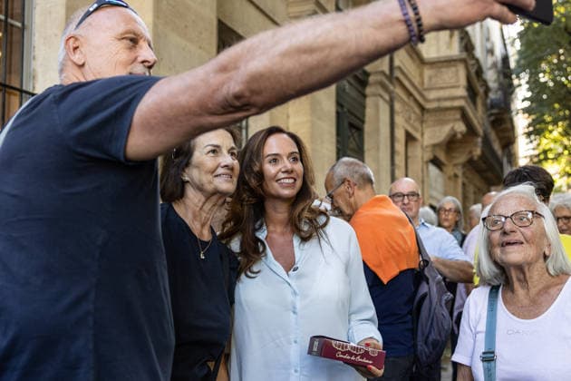 Sarah Knafo Book Signing - Bordeaux Sarah Knafo, French MEP for the Reconquête! party, greets people waiting in line outside the Automobile Club du Sud-Ouest ahead of a book signing event for her book Le Casse du Siècle ( The Heist of the Century ) in Bordeaux, France, on September 22, 2026. Photo by Margot Le Gonidec ABACAPRESS.COM Bordeaux France  Copyright: xLexGonidecxMargot ABACAx
