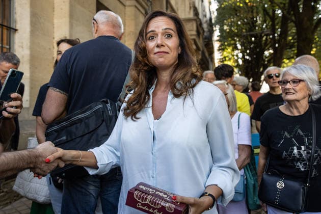 Sarah Knafo Book Signing - Bordeaux Sarah Knafo, French MEP for the Reconquête! party, greets people waiting in line outside the Automobile Club du Sud-Ouest ahead of a book signing event for her book Le Casse du Siècle ( The Heist of the Century ) in Bordeaux, France, on September 22, 2026. Photo by Margot Le Gonidec ABACAPRESS.COM Bordeaux France  Copyright: xLexGonidecxMargot ABACAx