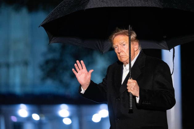 September 23, 2026, Washington, District Of Columbia, United States: President DONALD TRUMP walks off Marine One after making his first landing on the newly constructed White House helipad following his return from the United Nations General Assembly in New York City. Washington United States - ZUMAk206 20260923_znp_k206_008 Copyright: xMattxKaminskyx