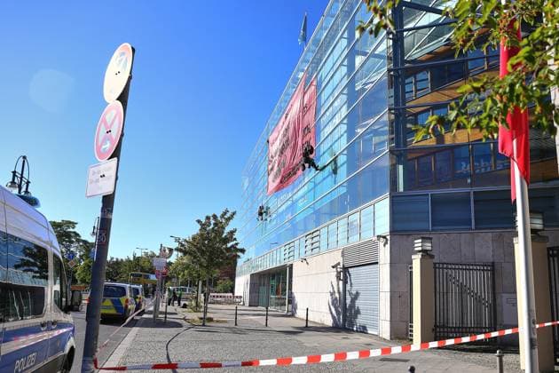 Berlin, Deutschland, 23.09.2026: Konrad-Adenauer-Haus: Aktivisten der Umweltschutzorganisation Robin Wood haben ein Transparent mit der Aufschrift Klare Kante gegen Rechts: Sozialabbau beenden, Klimakrise bekämpfen! vom Dach der CDU-Zentrale in Berlin ausgerollt Copyright: xdtsxNachrichtenagenturx dts_136047