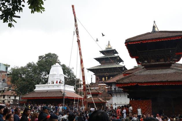September 23, 2026, Kathmandu, Nepal: Nepali people erect a wooden pole Yosin or Indradhoj to mark the beginning of the Indrajatra Festival at Hanumandhoka Durbar Square in Kathmandu, Nepal on September 23, 2026. Nepali celebrate the Indra Jatra festival to worship Indra, the god of rain according to the Hindu myth and to mark the end of monsoon season. Kathmandu Nepal - ZUMAs233 20260923_zap_s233_007 Copyright: xSunilxSharmax