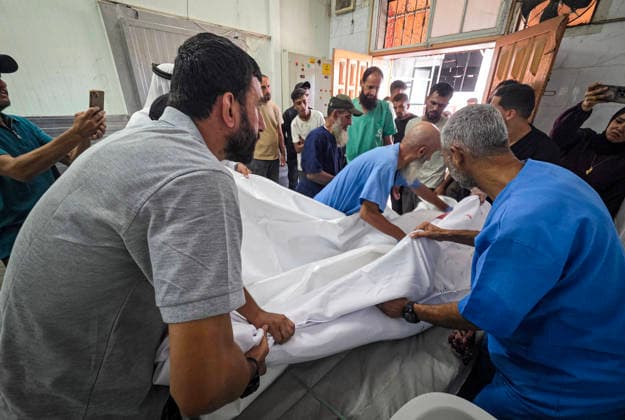 Medics Bring Bodies and Wounded to Nasser Medical Complex Medics bring bodies and wounded Palestinians to Nasser Medical Complex in Khan Younis, southern Gaza Strip, on September 23, 2026, following an Israeli airstrike that targeted a civilian vehicle near the Asdaa junction in Mawasi Khan Younis. Photo by Tariq Mohammad APA Images Khan Yunis Gaza Strip Palestinian Territory 230926_Khan_Yunis_TM_00(13) Copyright: xapaimagesxTariqxMohammad xapaimagesx