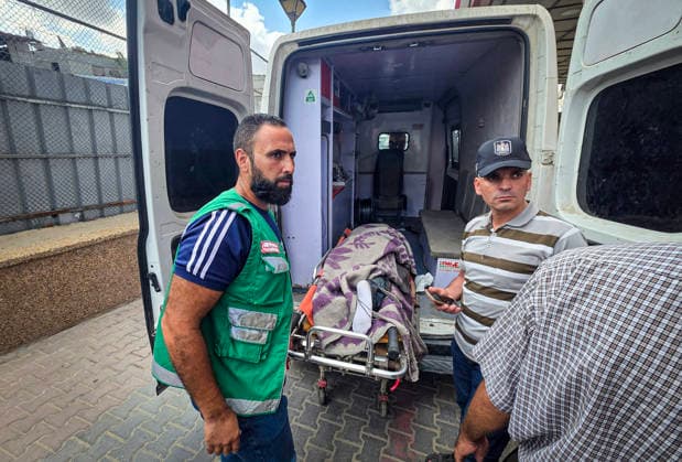 Medics Bring Bodies and Wounded to Nasser Medical Complex Medics bring bodies and wounded Palestinians to Nasser Medical Complex in Khan Younis, southern Gaza Strip, on September 23, 2026, following an Israeli airstrike that targeted a civilian vehicle near the Asdaa junction in Mawasi Khan Younis. Photo by Tariq Mohammad APA Images Khan Yunis Gaza Strip Palestinian Territory 230926_Khan_Yunis_TM_00(4) Copyright: xapaimagesxTariqxMohammad xapaimagesx