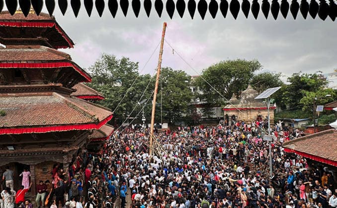 September 23, 2026, Kathmandu, Nepal: Nepali people erect a wooden pole Yosin or Indradhoj to mark the beginning of the Indrajatra Festival at Hanumandhoka Durbar Square in Kathmandu, Nepal on September 23, 2026. Nepali celebrate the Indra Jatra festival to worship Indra, the god of rain according to the Hindu myth and to mark the end of monsoon season. Kathmandu Nepal - ZUMAs233 20260923_zap_s233_015 Copyright: xSunilxSharmax