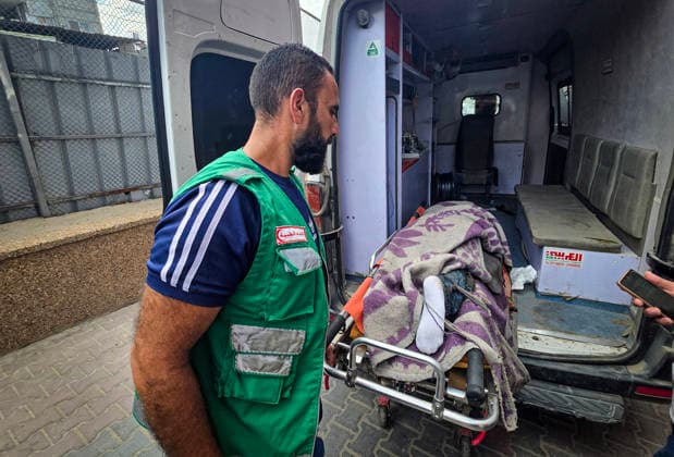 Medics Bring Bodies and Wounded to Nasser Medical Complex Medics bring bodies and wounded Palestinians to Nasser Medical Complex in Khan Younis, southern Gaza Strip, on September 23, 2026, following an Israeli airstrike that targeted a civilian vehicle near the Asdaa junction in Mawasi Khan Younis. Photo by Tariq Mohammad APA Images Khan Yunis Gaza Strip Palestinian Territory 230926_Khan_Yunis_TM_00(5) Copyright: xapaimagesxTariqxMohammad xapaimagesx