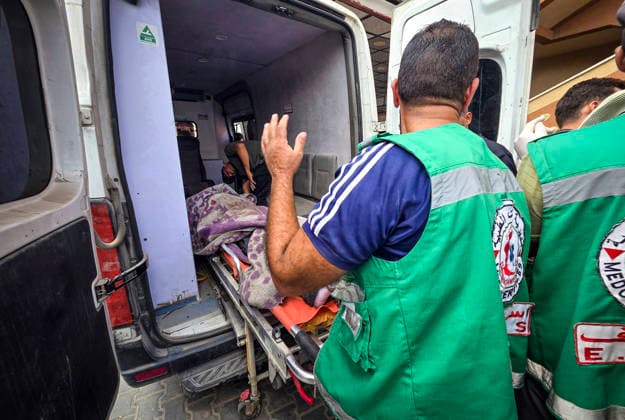Medics Bring Bodies and Wounded to Nasser Medical Complex Medics bring bodies and wounded Palestinians to Nasser Medical Complex in Khan Younis, southern Gaza Strip, on September 23, 2026, following an Israeli airstrike that targeted a civilian vehicle near the Asdaa junction in Mawasi Khan Younis. Photo by Tariq Mohammad APA Images Khan Yunis Gaza Strip Palestinian Territory 230926_Khan_Yunis_TM_00(9) Copyright: xapaimagesxTariqxMohammad xapaimagesx