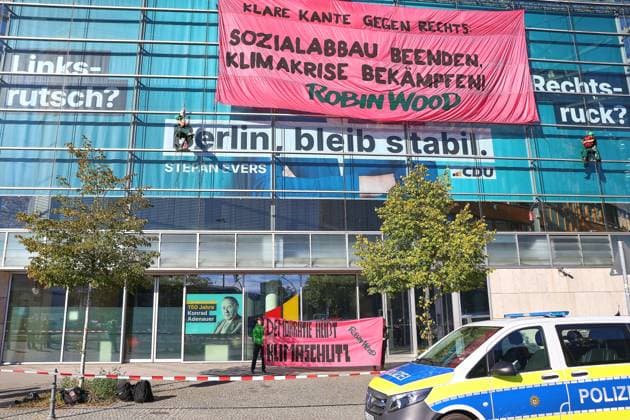 Berlin, Deutschland, 23.09.2026: Konrad-Adenauer-Haus: Aktivisten der Umweltschutzorganisation Robin Wood haben ein Transparent mit der Aufschrift Klare Kante gegen Rechts: Sozialabbau beenden, Klimakrise bekämpfen! vom Dach der CDU-Zentrale in Berlin ausgerollt Copyright: xdtsxNachrichtenagenturx dts_136054