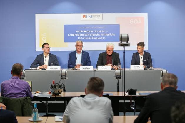 Berlin, Deutschland, 23.09.2026: Haus der Bundespressekonferenz: Pressekonferenz: Akkreditierte Labore in der Medizin e.V. - GOÄ-Reform: So nicht ? Labordiagnostik braucht verlässliche Rahmenbedingungen : L-R: Daniel Schaffer, Geschäftsführer des ALM e.V., Michael Müller, Vorsitzender des ALM e.V., Ralf Ignatius, Vorsitzender des BÄMI e.V., Dennis Häckl, Geschäftsführer des WIG2 Instituts Copyright: xdtsxNachrichtenagenturx dts_136057