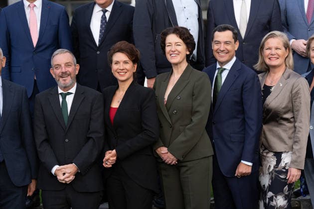 Moreno is participating in the meeting of the European Committee of the Regions in Ireland this Wednesday. The president of the Regional Government of Andalusia, Juanma Moreno (2d), alongside the president of the Committee of the Regions, Kata Tútto (2i), and the President of the Irish Delegation to the CoR, Gillian Coughlan c, pose for a photo at the start of the meeting of the Bureau of the Committee of the Regions (CoR) being held in the city of Mullingar, in Ireland. September 23, 2026, in Mullingar, Ireland. The meeting of the Bureau of the European Committee of the Regions in Mullingar was held under the theme Prosperous and Sustainable Communities: Building a Europe That Works for All Territories, where Juanma Moreno addressed two  Copyright: xFranciscoxJ.xOlmox 7793185