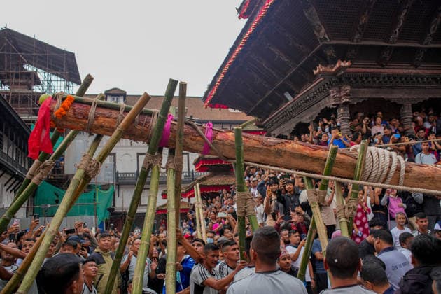 Indra Jatra Festival Started - Kathmandu Devotees erect the sacred ceremonial wooden pole known as Ya: Shi at Hanuman Dhoka Durbar Square, marking the beginning of the eight-day Indra Jatra festival in Kathmandu, Nepal, on September 23, 2026. The annual festival, one of the biggest celebrations in the Kathmandu Valley, is dedicated to Indra, the Hindu god of rain and heaven, and features traditional chariot processions, masked dances, religious rituals and cultural performances. The festival also includes processions of the living goddess Kumari through the historic streets of Kathmandu. Photo by Sunil Pradhan ABACAPRESS.COM Kathmandu Bagmati Nepal Copyright: xSuniixPradhan ABACAx