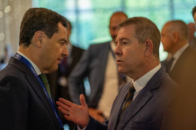 Moreno is participating this Wednesday in Ireland in the meeting of the European Committee of the Regions. The president of the Regional Government of Andalusia, Juanma Moreno (left), talks with the President of the Regional Government of Castile-La Mancha, Emiliano García Page (right), at the start of the meeting of the Bureau of the Committee of the Regions (CoR) being held in the city of Mullingar, in Ireland. September 23, 2026, in Mullingar, Ireland. The meeting of the Bureau of the European Committee of the Regions in Mullingar was held under the theme Prosperous and Sustainable Communities: Building a Europe That Works for All Territories, where Juanma Moreno addressed two debates. The first focused on the competitiveness, innovat  Copyright: xFranciscoxJ.xOlmox 7793214