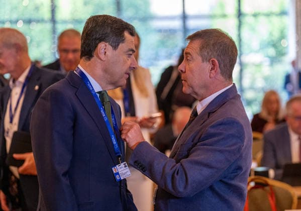 Moreno is participating this Wednesday in Ireland in the meeting of the European Committee of the Regions. The president of the Regional Government of Andalusia, Juanma Moreno (left), talks with the President of the Regional Government of Castile-La Mancha, Emiliano García Page (right), at the start of the meeting of the Bureau of the Committee of the Regions (CoR) being held in the city of Mullingar, in Ireland. September 23, 2026, in Mullingar, Ireland. The meeting of the Bureau of the European Committee of the Regions in Mullingar was held under the theme Prosperous and Sustainable Communities: Building a Europe That Works for All Territories, where Juanma Moreno addressed two debates. The first focused on the competitiveness, innovat  Copyright: xFranciscoxJ.xOlmox 7793215