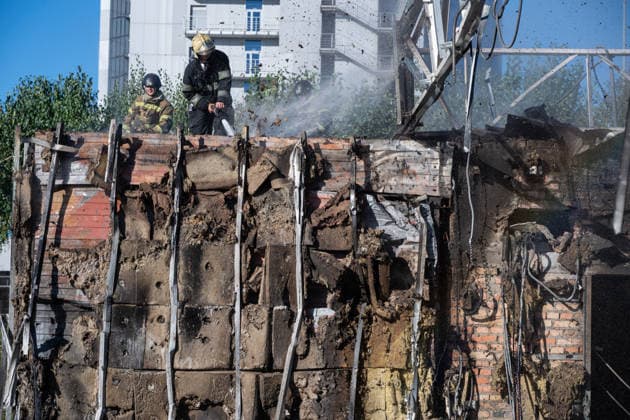 Gas station and business center destroyed in Russian attack on Kyiv KYIV, UKRAINE - SEPTEMBER 23: Emergency rescue workers and municipal response teams inspect and clear the debris of a heavily damaged gas station and business center following Russian air and missile strikes across Kyiv, Ukraine on September 23, 2026. Authorities reported multiple blast sites and extensive structural damage across several districts in the capital, with emergency services deployed to contain fires, secure compromised buildings, and clear wreckage. Danylo Antoniuk Anadolu Kyiv Ukraine. Editorial use only. Please get in touch for any other usage.  Copyright: x2026xAnadoluxDanyloxAntoniukx