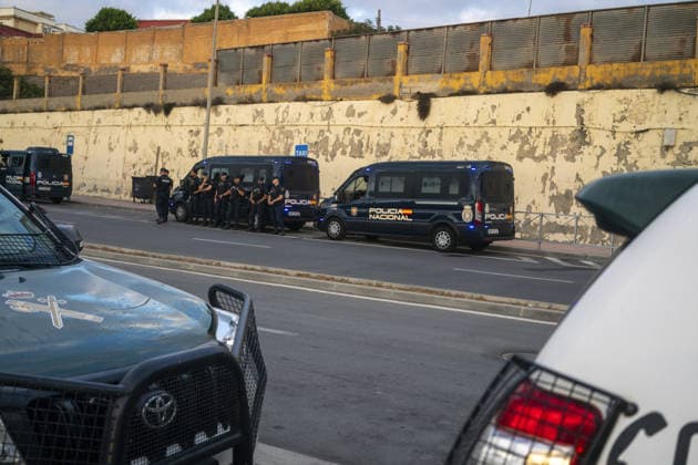 Spanish security forces reinforce Ceuta border amid mass crossing alerts CEUTA, SPAIN - SEPTEMBER 23: Members of the Spanish Civil Guard s Rapid Action Group (GRS) and National Police riot units maintain strict security vigilance along the Tarajal border crossing in the autonomous city of Ceuta, Spain on September 23, 2026. Following social media calls inciting a coordinated mass border-crossing attempt into European territory, the Spanish government deployed specialized reinforcement units from across mainland Spain to heighten border monitoring and prevent irregular entry attempts from neighboring Morocco amid the ongoing regional migration crisis. Jose Colon Anadolu Ceuta Spain. Editorial use only. Please get in touch for any other usa  Copyright: x2026xAnadoluxJosexColonx