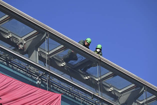 Environmental activists protest at CDU headquarters in Berlin BERLIN, GERMANY - SEPTEMBER 23: ROBIN WOOD activists are seen on the roof of the Christian Democratic Union (CDU) headquarters during a protest in Berlin, Germany, on September 23, 2026. The activists climbed the building and displayed banners criticizing the CDU-led federal government over what they described as insufficient action on climate protection and a lack of measures to counter the rise of the Alternative for Germany (AfD). Halil Sagirkaya Anadolu Berlin Germany. Editorial use only. Please get in touch for any other usage.  Copyright: x2026xAnadoluxHalilxSagirkayax
