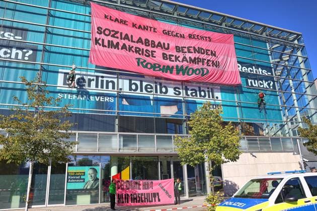 Berlin, Deutschland, 23.09.2026: Konrad-Adenauer-Haus: Aktivisten der Umweltschutzorganisation Robin Wood haben ein Transparent mit der Aufschrift Klare Kante gegen Rechts: Sozialabbau beenden, Klimakrise bekämpfen! vom Dach der CDU-Zentrale in Berlin ausgerollt Copyright: xdtsxNachrichtenagenturx dts_136055