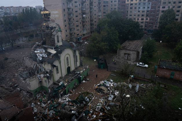 September 23, 2026, Kramatorsk, Donetsk Oblast, Ukraine: The aftermath of a Russian KAB aerial bomb strike that damaged a church and residential buildings in the frontline city of Kramatorsk, Donetsk region. Multiple people were injured in the attack. Kramatorsk Ukraine  - ZUMAm350 20260923_zip_m350_017 Copyright: xCameronxJones-Manleyx