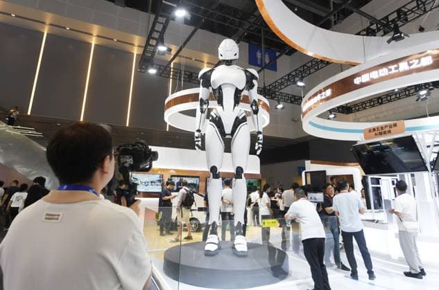 HANGZHOU, CHINA - SEPTEMBER 23: Visitors view a giant humanoid robot at the Fifth Global Digital Trade Expo on September 23, 2026 in Hangzhou, Zhejiang Province of China. The expo focuses on frontier AI technologies and digital trade development.  Copyright: xVCGx 111669003020