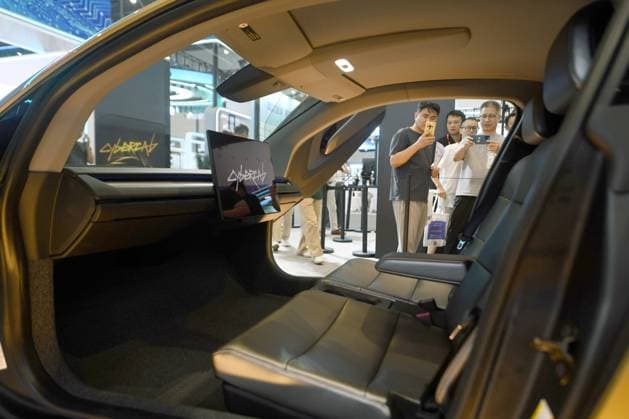 HANGZHOU, CHINA - SEPTEMBER 23: Visitors view the mass-produced version of the Tesla Cybercab autonomous taxi during the fifth Global Digital Trade Expo on September 23, 2026 in Hangzhou, Zhejiang Province of China. The expo focuses on frontier artificial intelligence technologies and digital trade.  Copyright: xVCGx 111669003014